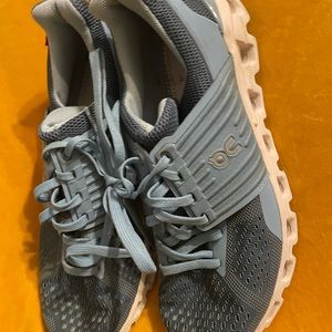OnCloud size 7 woman blue sneakers